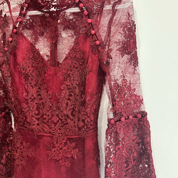 Elegant Nicholas evening dress. Silk underlay and intricate embroidered lace. - Picture 5 of 5